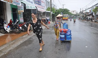 Người dân TP Rạch Giá vận chuyển nước về nhà. 