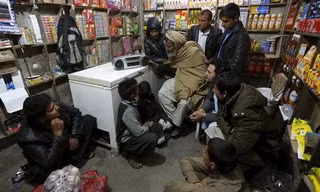 Người dân Afghanistan nghe chương trình đài phát thanh của phiến quân IS tại phía đông thành phố Jalalabad hôm 19/12. Ảnh: Reuters