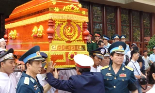 Trung tướng Nguyễn Văn Thanh, Chính ủy Quân chủng Phòng không Không quân (trái) và đại tá Vũ Văn Kha, Sư đoàn trưởng Sư đoàn Không quân 370 khiêng linh cữu trung tá Lê Hồng Quân. Ảnh. Trường Điền.