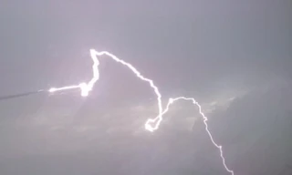 Khoảnh khắc tia sét đánh trúng phần cánh máy bay được hành khách ghi lại. Ảnh: Dailymail