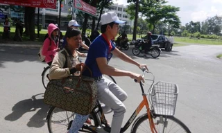 Tiếp sức mùa thi: Tranh nhau chở thí sinh bằng xe đạp 