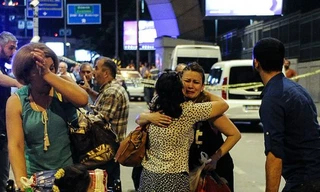 Các hành khách an ủi nhau tại hiện trường vụ tấn công hôm 28/6 vừa qua. Ảnh: BBC