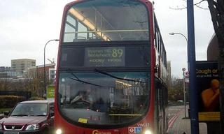 Cặp đôi đồng tính bị đuổi khỏi xe buýt vì 'khóa môi'