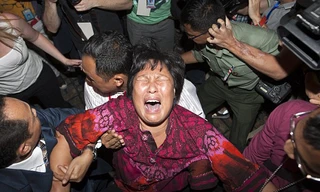 Người nhà thân nhân mất tích trên chuyến bay MH370 đau đớn, khi nghe tin dữ ở Trung Quốc