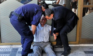 Ông lão khóc nức nở vì không rút được lương hưu