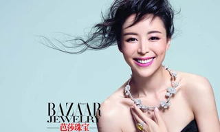 Trương Tịnh Sơ khoe vai trần, gợi cảm