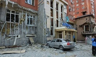 Một tòa nhà tại Donetsk tan hoang do giao tranh.