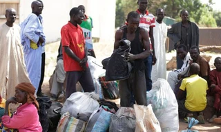 Những người dân Nigeria sơ tán sau khi Boko Haram tấn công vào thành phố Yola hôm 27/11/2014. Ảnh: Haaretz