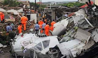 Đội cứu hộ làm việc tại hiện trường vụ tai nạn. 