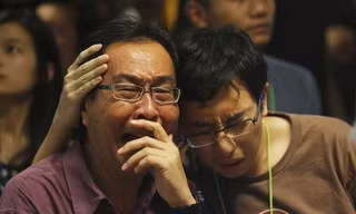 Thân nhân các hành khách đau khổ khi biết người thân gặp nạn.