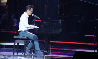 Hoàng Bách tự đệm đàn và hát tại Bài hát yêu thích.
