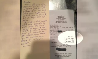 Tờ hóa đơn và mẩu giấy mà vị khách để lại. Ảnh: Abc7news.