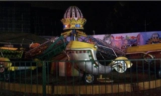 Đứt cáp đu quay, ba bố con rơi xuống đất, thương tích nặng