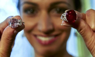 Viên hồng ngọc màu huyết chim bồ câu (phải) và viên kim cương hồng (trái). Ảnh: China News