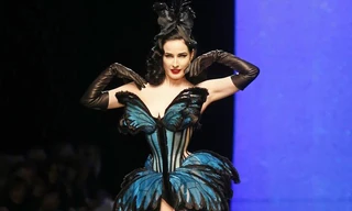 “Nữ hoàng thoát y” thiêu đốt sàn catwalk