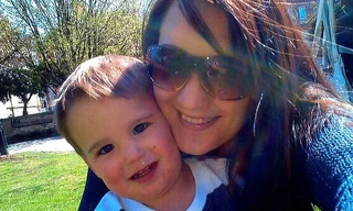 Claire Barnett và con trai Joshua. Ảnh: Guardian