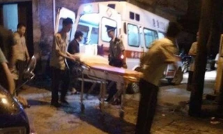 Cảnh sát đưa các nạn nhân đi cấp cứu.