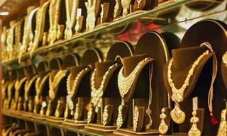 Giá vàng tăng mạnh rồi quay đầu giảm