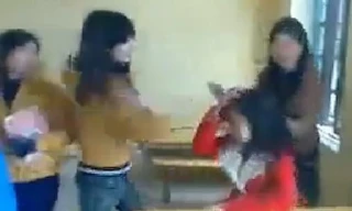 Lộ clip nữ sinh nhảy lên bàn học tát nhau