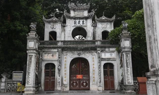 Cửa đền, chùa vắng lặng trong ngày mùng 1 