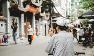 Đền chùa Hà Nội đóng cửa, người dân vái vọng từ xa trong ngày mùng 1