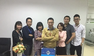 Thanh Tùng (đứng giữa) chia sẻ niềm vui nhận được giải thưởng giá trị cùng đồng nghiệp.