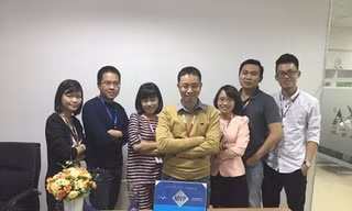 Thanh Tùng (đứng giữa) chia sẻ niềm vui nhận được giải thưởng giá trị cùng đồng nghiệp.