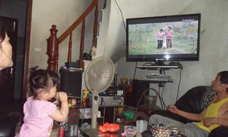 Cháu bé 2 tuổi đọc báo trôi chảy