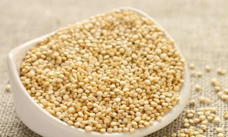 Trong hạt Quinoa chứa tất cả các axit amin thiết yếu cho cơ thể. Đây là một loại thực phẩm giảm mỡ bụng đáng để đầu tư nếu bạn muốn giảm cân, giảm mỡ vùng bụng. 