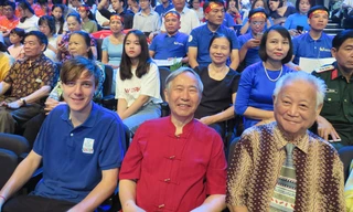 Nhà báo Nguyễn Như Mai (áo đỏ)- cố vấn 20 năm của chương trình đường lên đỉnh Olympia. Ảnh: NVCC