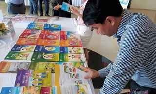 Các bộ sách giáo khoa lớp 1 được giới thiệu tại một hội thảo cuối tháng 11. Ảnh: Thanh Hùng