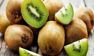 Một quả kiwi trung bình chứa một lượng vitamin C bằng gần 120% nhu cầu hàng ngày. Vitamin C có tác dụng kích thích sự tổng hợp collagen, giữ cho da trẻ trung và mịn màng. Ảnh: Internet