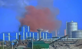 Đám khói bụi màu hồng cỡ lớn phát tán ra môi trường khiến người dân địa phương hết sức lo lắng. Ảnh do người dân cung cấp 