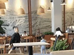 Trẻ ném nhau, phá phách trong quán: Cha mẹ không dạy sao đổ thừa cho con?