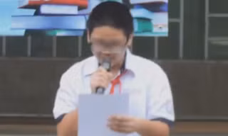M.Q. bị đình chỉ học, hạ hạnh kiểm, phải lao động công ích và đọc kiểm điểm trước trường. Hình ảnh nam sinh đọc bản kiểm điểm và xin lỗi được quay lại và đưa lên mạng. Ảnh cắt từ clip