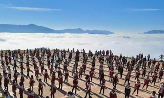 Khung cảnh trường học đầy thơ mộng giữa bốn bề mây trắng vây quanh. Ảnh: Triệu Tư