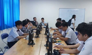  Học sinh trường THPT Nguyễn Du làm bài thi trên máy tính. Ảnh: Internet