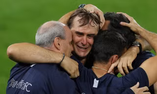 HLV Julen Lopetegui bật khóc sau chiến thắng.