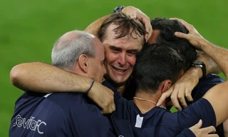 HLV Julen Lopetegui bật khóc sau chiến thắng.