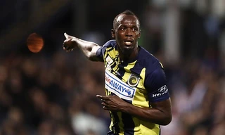  Usain Bolt lập cú đúp ngay trận đá chính đầu tiên