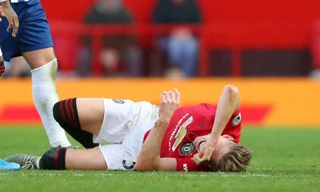 Scott McTominay đau đớn sau trận đấu với Brighton.