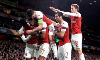  Aubameyang ăn mừng cùng đồng đội