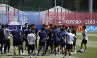 HLV Akira Nishino xin lỗi học trò trên sân tập