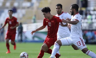 Công Phượng đi trong trước các cầu thủ Iran. Ảnh: Zing