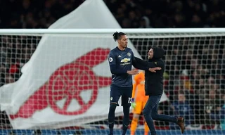Fan cuồng Arsenal lao vào tấn công Smalling