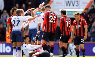 Son Heung-min nhận thẻ đỏ vô duyên ở cuối hiệp một