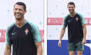 Cristiano Ronaldo cười tít mắt trong buổi tập trước trận gặp Morrocco.
