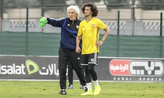 HLV Ivan Jovanovic hướng dẫn ngôi sao UAE, Omar Abdulrahman trong một buổi tập.