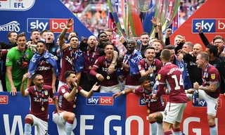 Các cầu thủ Aston Villa ăn mừng vé thăng hạng Ngoại hạng Anh