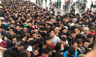 Hàng nghìn người chen chúc xếp hàng mua vé ngoài sân Mỹ Đình